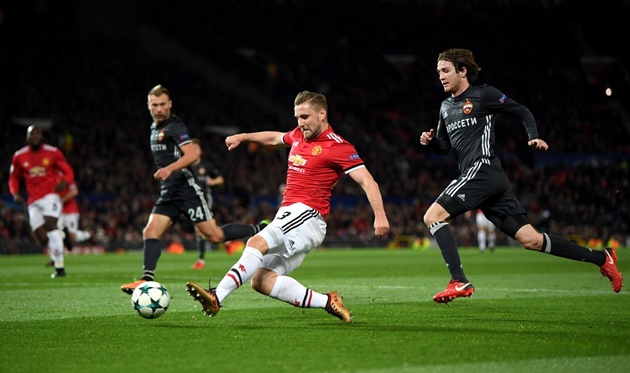 Shaw là mối nguy hiểm thường trực đối với hậu vệ CSKA Moscow.