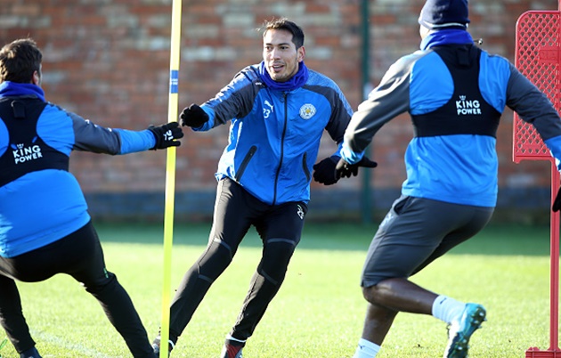 Tiền đạo Ulloa cố gắng tập luyện để chờ cơ hội được ra sân.