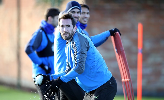 Fuchs nghịch tuyết trên sân tập.