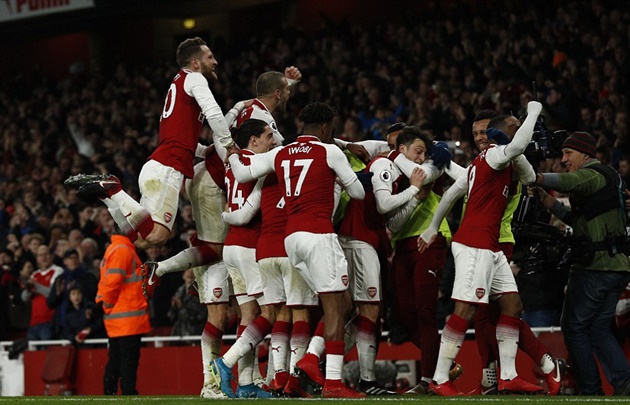 Arsenal ăn mừng như thể vô địch.