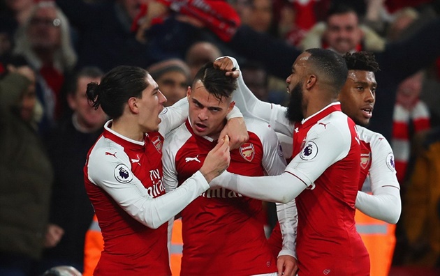 Xhaka - người chơi cực tệ trong hiệp một cũng "lập công chuộc tội" với pha nã đại bác ở phút 56.