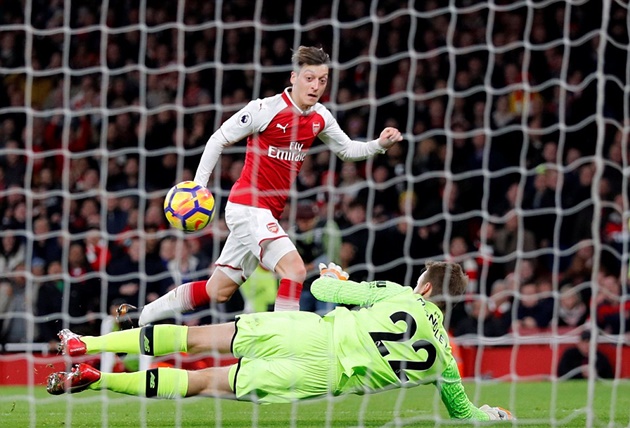 Phút 58, Ozil khiến cầu trường sân Emirates nổ tung với bàn thắng nâng tỉ số lên 3-2.