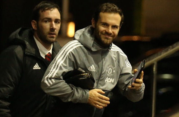 Juan Mata mỉm cười với cánh phóng viên. Tiền vệ người Tây Ban Nha hẳn rất phấn khích sau cú đúp vào lưới Leicester.
