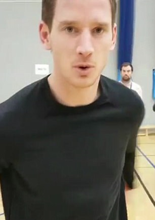 Vertonghen đã nhanh chóng nhận muốn thử tài cùng siêu sao NBA Joel Embiid.