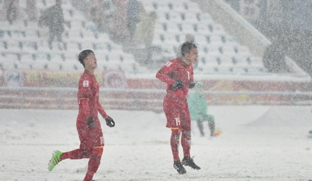 Quang Hải khiến NHM ngất ngây với siêu phẩm đá phạt.