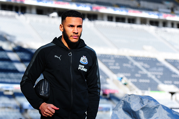 Đội trưởng Jamaal Lascelles được tin dùng ở vị trí trung vệ. Anh có nhiệm vụ phải bắt chết Lukaku.