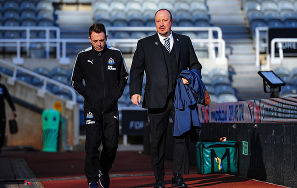 Thầy trò Rafa Benitez đến sân từ khá sớm.