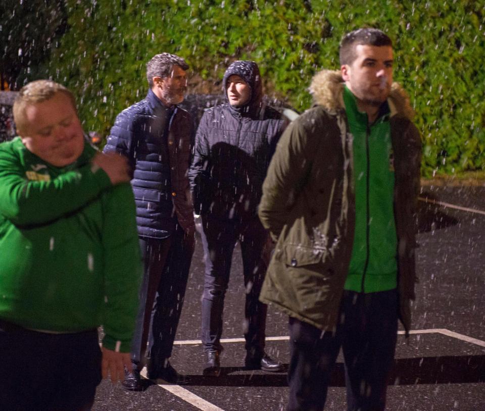 Trong tuyết rơi nặng hạt, rất đông bạn bè, phần lớn là các danh thủ của Celtic, Man Utd và đội tuyển CH Ireland đã đến viếng tang Miller.