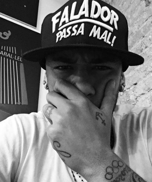 Ngoài ra, trên cổ tay trái của Neymar còn có 5 chiếc vòng tròn tượng trưng cho Olympic Rio mà anh từng tham dự.
