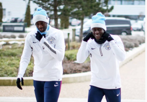 Các cầu thủ Man City phải trùm khăn khá kín bởi thời tiết của nước Anh hiện tại rất rét.