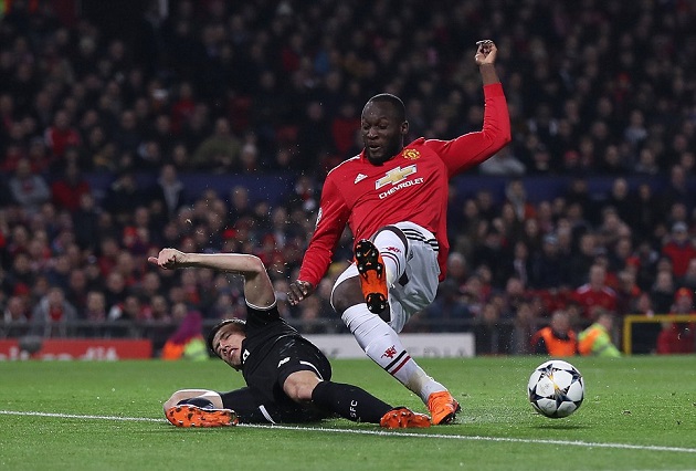 Lukaku bị chia cắt hoàn toàn với tuyến dưới và không gây được áp lực lên hàng thủ Sevilla.