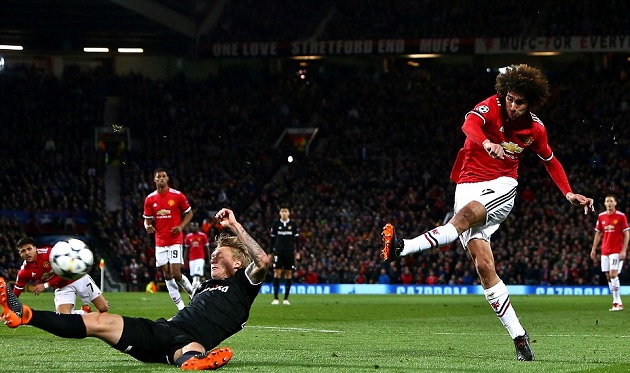 Cả hiệp một, Man Utd chỉ tạo ra được đúng một tình huống ăn bàn rõ rệt nhất của Fellaini. Đáng tiếc, tiền vệ này lại dứt điểm không thành công.