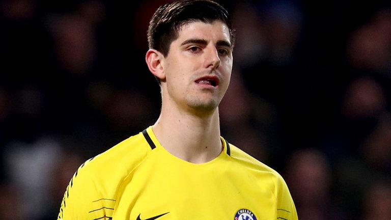 Courtois gặp vận đen trước thềm derby.