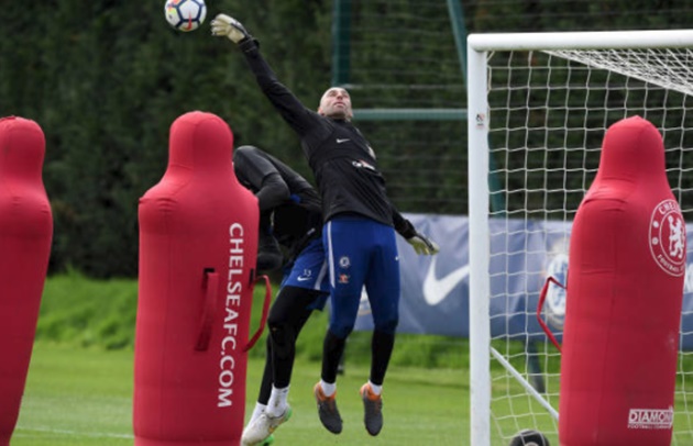 Willy Caballero đang tập làm quen với những pha treo bóng bổng của Burnley.