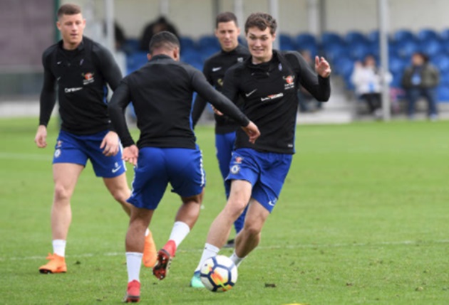 Trong bối cảnh này, Chelsea cần thắng tất cả các trận còn lại và chơi Gà trống sẩy chân.