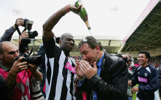 Cầu thủ West Brom ăn mừng chiến tích trụ hạng cách đây 13 năm.