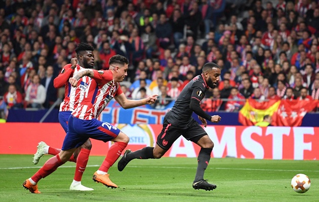 Lacazette - 5 điểm: "Mất tích" trước hàng phòng ngự kiên cố của Atletico.