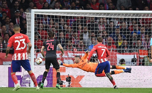 Ospina - 5 điểm: Có những pha ra vào không ăn ý với các hậu vệ.