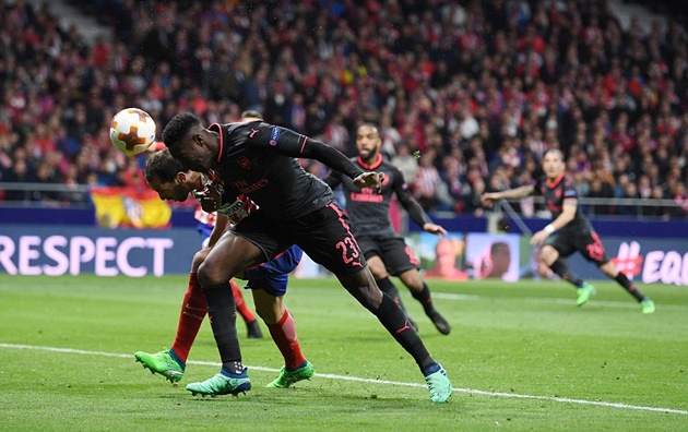 Welbeck - 7 điểm: Chịu khó di chuyển nhưng ở quá xa khung thành Atletico.