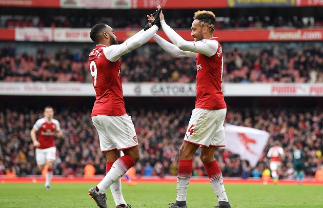 Lacazette thăng hoa ở giai đoạn cuối mùa vẫn không được Deschamps ngó ngàng.