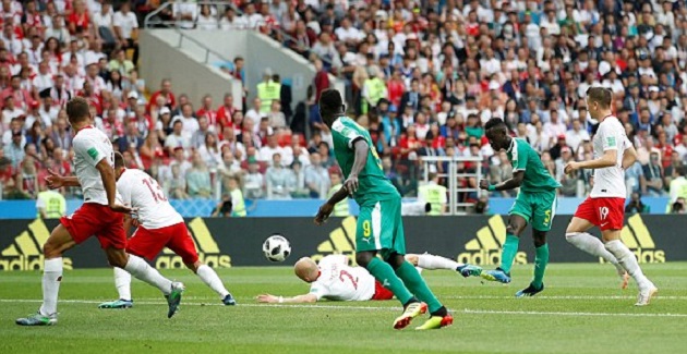 Những nỗ lực hãm thành của Senegal được đền đáp ở phút 38, Sane đi bóng từ bên cánh trái rồi trả ngược vào trong cho Gana Gueye. Anh tung cú sút quyết đoán. Bóng trúng chân hậu vệ Thiago Cionek đổi hướng đi vào lưới.