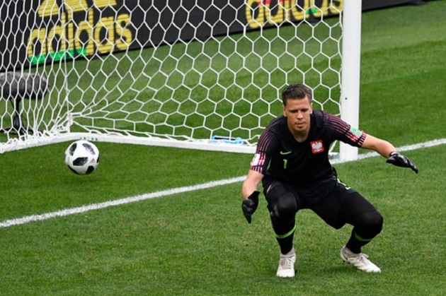 Thủ môn Wojciech Szczesny đã di chuyển lỡ bộ khi bóng đến.