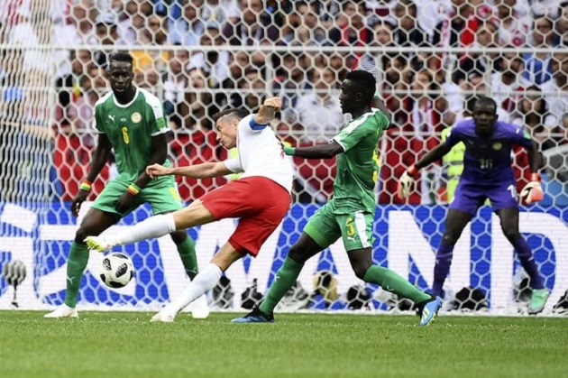 Lewandowski không có đất diễn trước hàng phòng ngự Senegal.