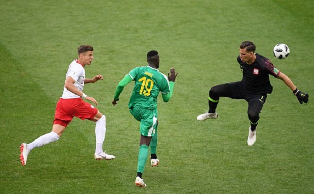 Szczesny có pha băng ra không hợp lí dẫn đến bàn thắng cho Senegal.