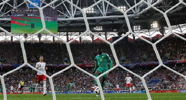Mbaye Niang cướp bóng và dễ dàng ghi bàn vào lưới trống.