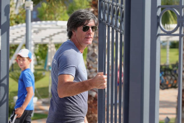 Có lẽ vì thế nên Joachim Low mới đây đã dậy sớm và tự thưởng thức cái nắng ban mai của Sochi.