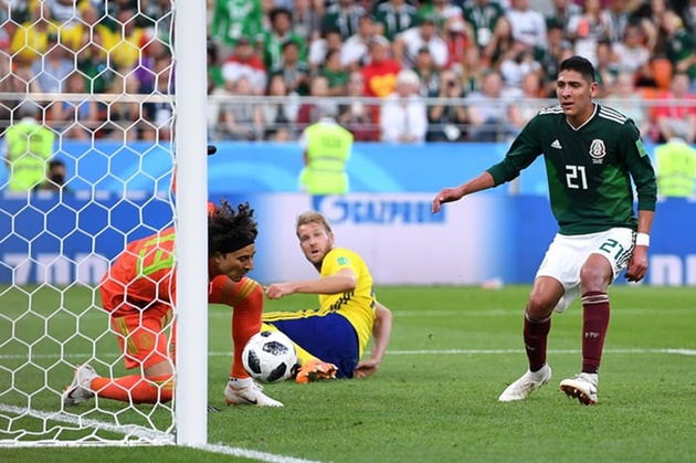 Mexico sau hai bàn thắng đã tỏ ra hoảng loạn. Họ thua thêm một bàn thắng khó hiểu nữa ở phút 76. Lần này, Edson Alvarez là người đá phản lưới nhà.