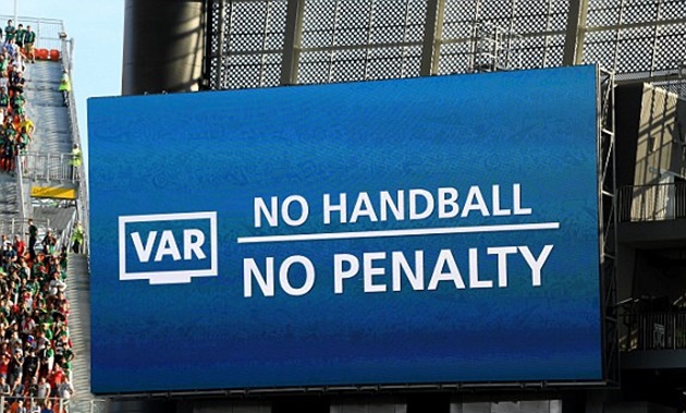 Thụy Điển đáng lẽ đã phải được hưởng một quả phạt đền ở phút 29 khi Chicharito để tay chạm bóng trong vòng cấm. Tuy nhiên, sau khi xem lại tình huống bằng công nghệ VAR, trọng tài đã nói không.