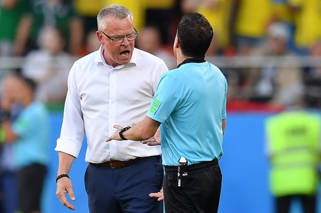 Dĩ nhiên, HLV Janne Andersson của Thụy Điển không hài lòng với quyết định này của trọng tài.