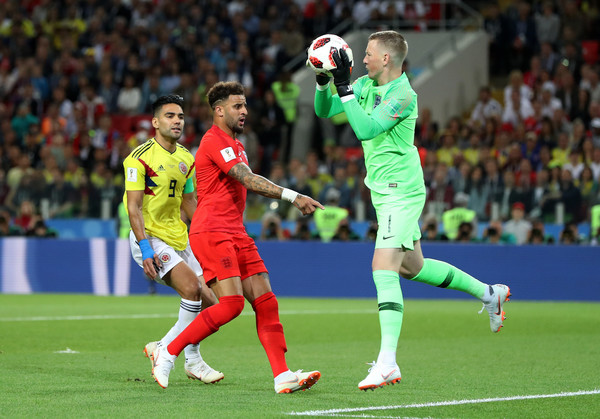 Falcao bất lực trước hàng thủ chắc chắn của tuyển Anh.