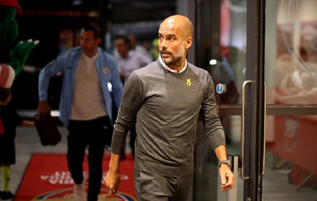 BHL và các cầu thủ Man City đã bắt đầu tiến vào sân Emirates.
