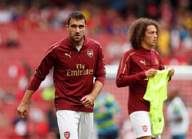 Sokratis Papastathopoulos và Matteo Guendouzi, hai tân binh của Arsenal đều được đá chính trong trận đấu đầu tiên ở NHA.