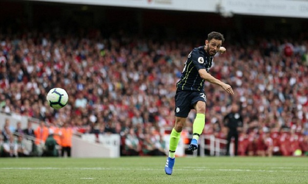 Bernando Silva và cú sút làm rung lưới Petr Cech.