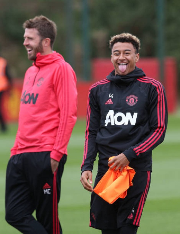 Jesse Lingard phấn khích bên trợ lí Carrick.