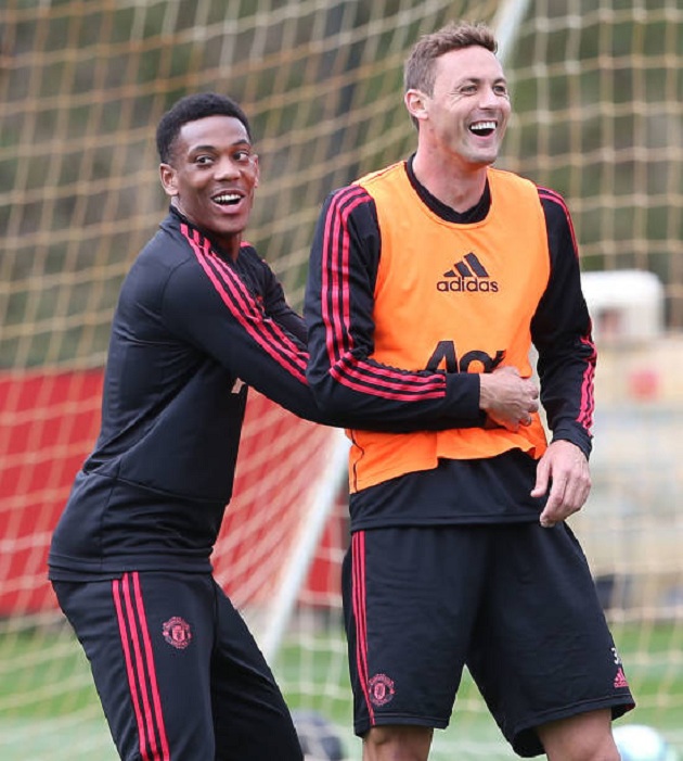 Martial gạt bỏ những tin đồn mâu thuẫn với Mourinho khi chơi cực nhiệt trên sân tập.