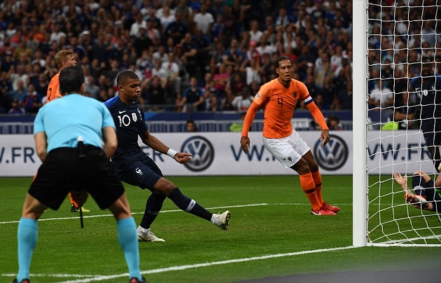 Mbappe đưa Pháp vượt lên dẫn trước từ khá sớm.