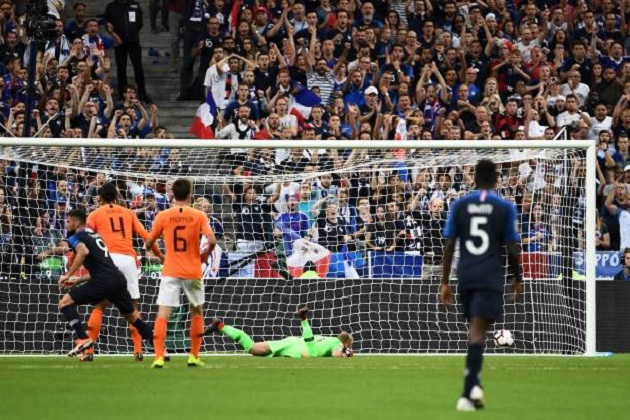 Giroud ấn định tỉ số 2-1 vào phút 75.