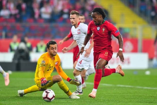 Trong những phút cuối trận, "Cậu bé vàng" một thời Renato Sanches có pha đối mặt với thủ môn nhưng lại dứt điểm không thành.