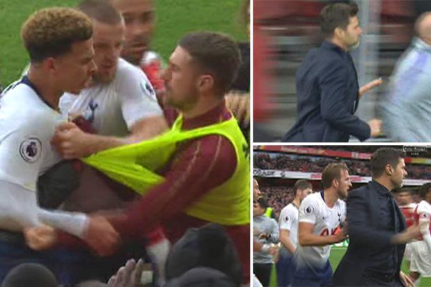 Trận derby căng thẳng từ trên sân đến ngoài đường pitch.