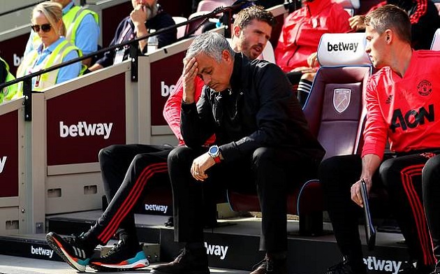 Mourinho thất bại trong việc quản lí phòng thay đồ Man Utd.