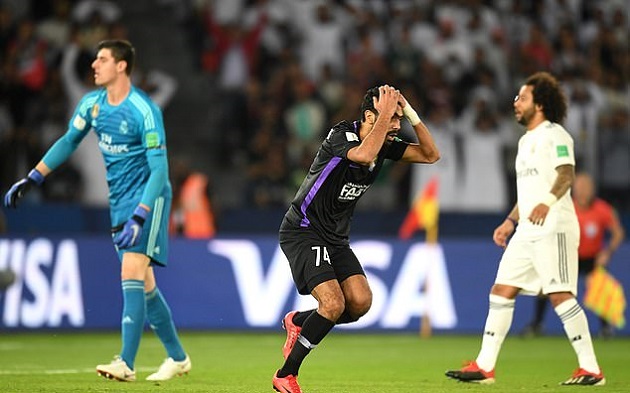Cầu thủ Al Ain không thể tin vào mắt mình khi bỏ lỡ cơ hội quá ngon ăn.