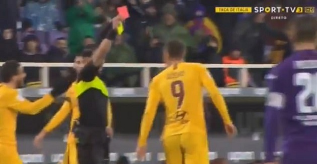 Roma để lại ấn tượng cuối trận với tấm thẻ đỏ của Edin Dzeko.