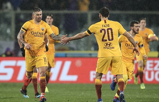 Hi vọng nhen nhóm cho Roma khi Aleksandar Kolarov có pha đi bóng và dứt điểm căng như búa bổ ở phút 28, rút ngắn cách biệt.