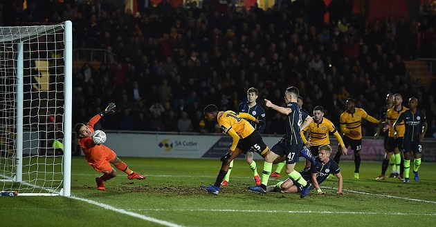 Newport chỉ là một đội bóng bán chuyên đang chơi ở giải League Two. Tuy nhiên, họ đã tạo ra đôi chút bất ngờ cho Man City khi cầm hòa được đối thủ trong hiệp một. Thậm chí, nếu Ederson không xuất sắc trong tình huống này, đội chủ nhà đã có bàn mở tỉ số.