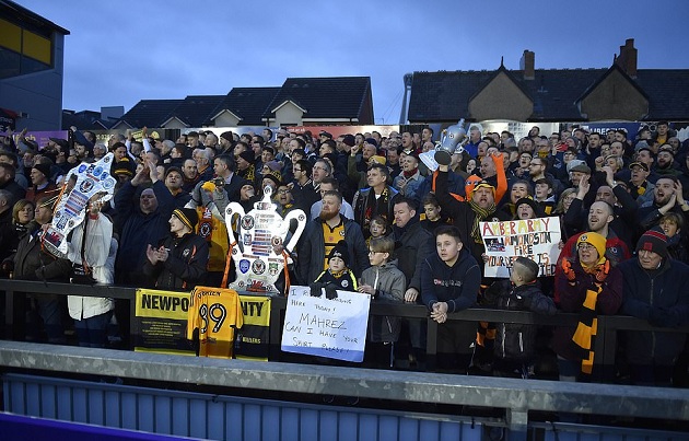 CĐV Newport chào đón nồng nhiệt những vị khách Man City.