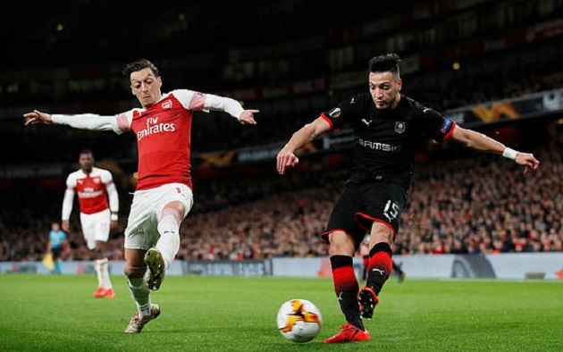 Dẫn 2-0, Arsenal vẫn lao lên tấn công. Họ hiểu nếu Rennes ghi được một bàn, tình thế sẽ rất bất lượi.